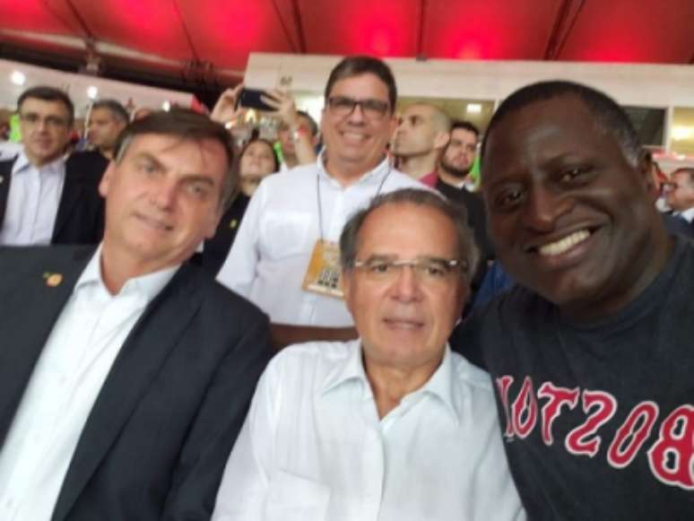 Bolsonaro foi assistir ao último jogo do Fla no Maracanã em 2019; antes, saudou dirigentes do Rubro-Negro (Foto: Reprodução/Facebook)