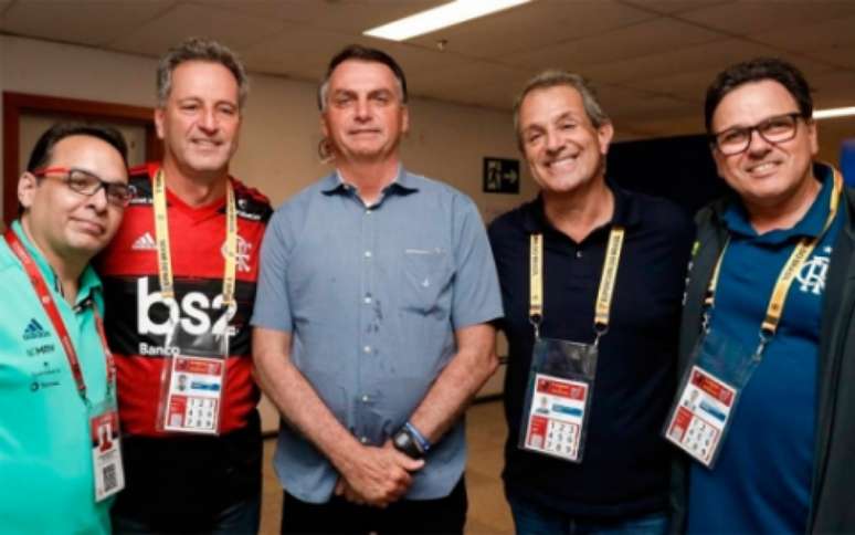 Dirigentes do Fla ao lado de Bolsonaro, logo após o título da Supercopa do Brasil, em fevereiro deste ano (Foto: Reprodução/Facebook)
