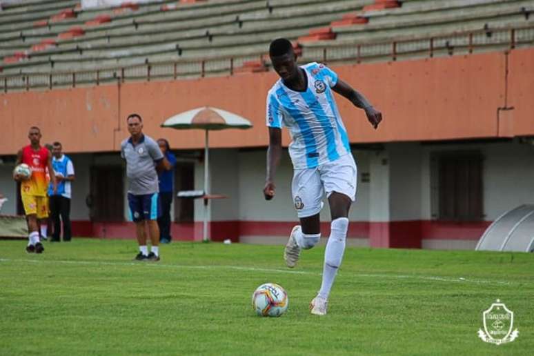 Matheus Babi em ação pelo Macaé (Foto: Divulgação/Macaé)