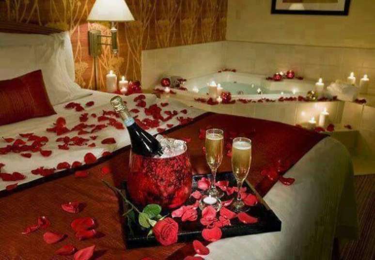 17. Decoração romântica com pétalas de rosa no quarto – Via: Pinterest