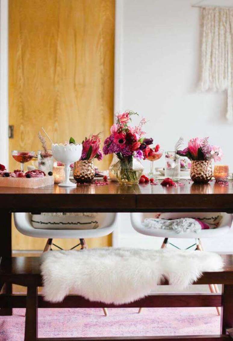 43. Decoração romântica em casa com flores e detalhes lindos – Via: Pinterest