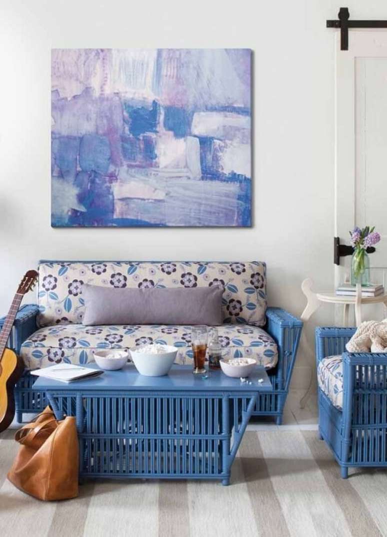 42. Os m&oacute;veis de vime coloridos trazem alegria para a decora&ccedil;&atilde;o. Fonte: Pinterest