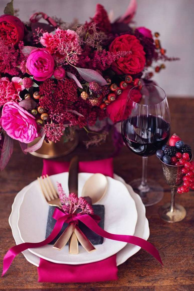 11. Mesa de jantar romântica com flores vinho – Via: iCasei