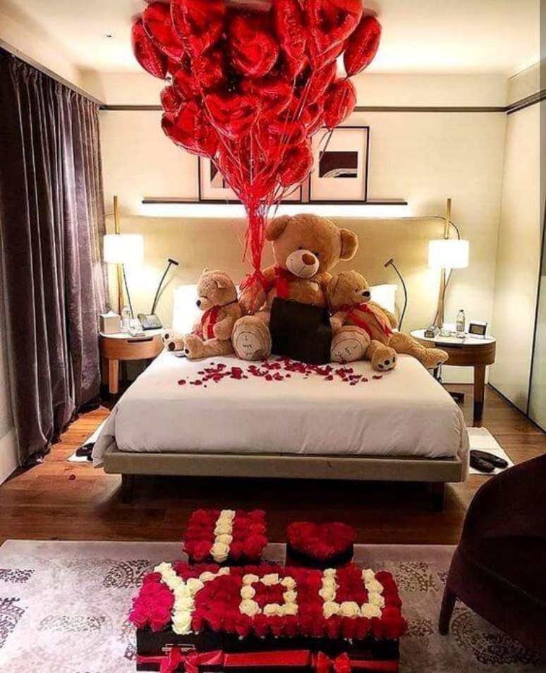 24. Decoração romântica no quarto moderno com balões e ursos de pelúcia – Via: Pinterest