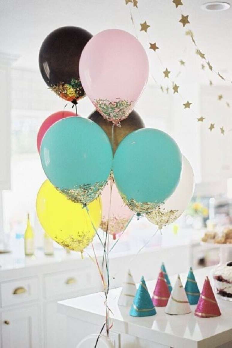 13. Você pode personalizar os balões com glitter para a decoração de festa de aniversário infantil simples – Foto: Home Fashion Trend