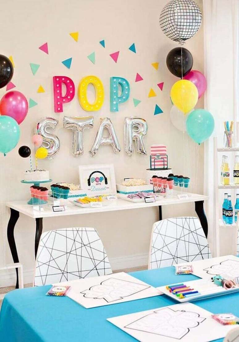 10. Voc&ecirc; pode usar lumin&aacute;rias de LED para decora&ccedil;&atilde;o de festa de anivers&aacute;rio infantil simples &ndash; Foto: Home Fashion Trend