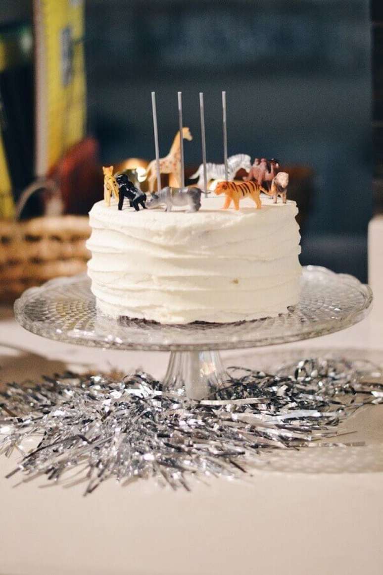 15. Bolo branco decorado com pequenos bonecos de animais para festa de anivers&aacute;rio infantil simples &ndash; Foto: Ultimas Decora&ccedil;&atilde;o