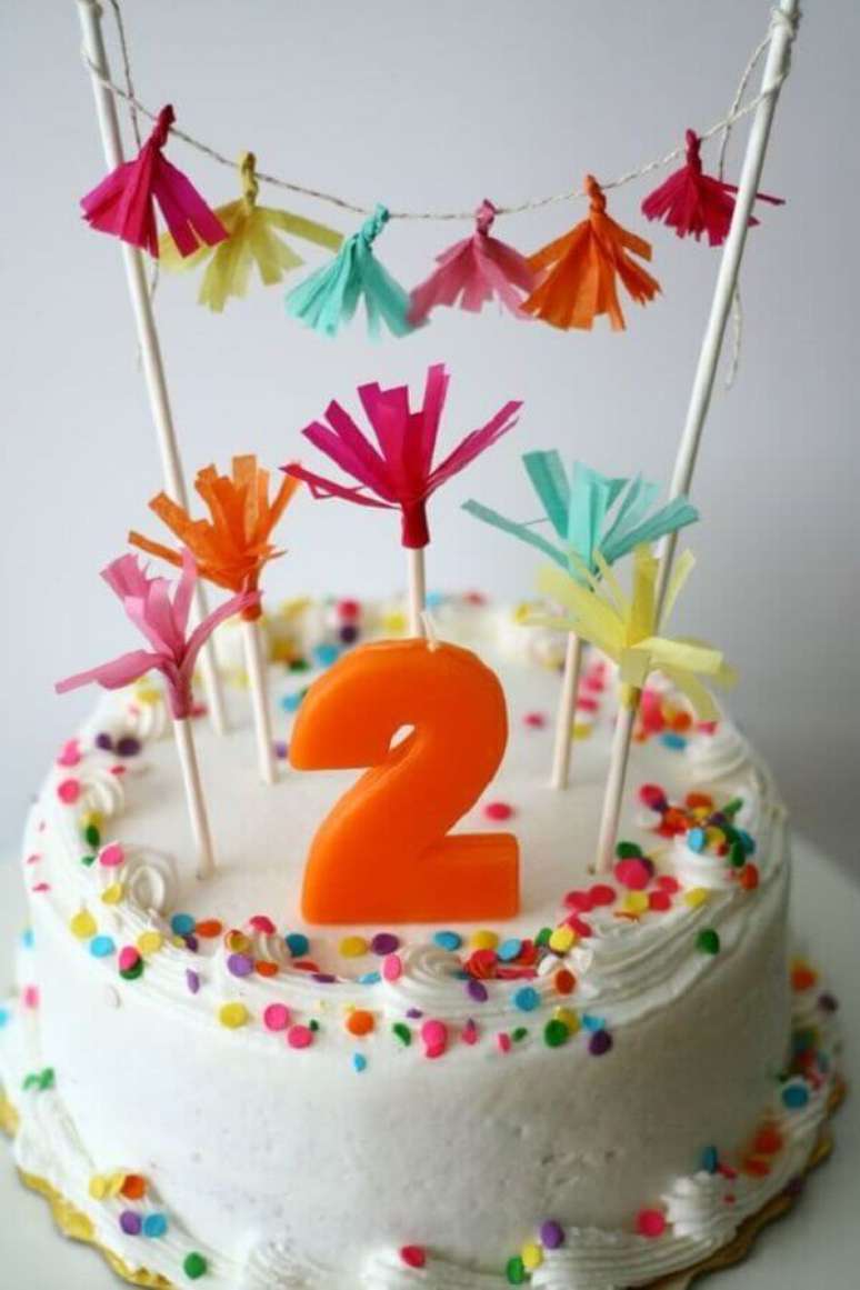 17. Modelo de bolo decorado bem colorido para festa infantil simples – Foto: Pinterest