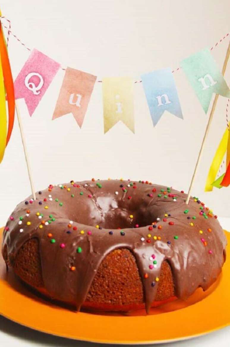 7. Bandeirolas podem ser usadas at&eacute; mesmo na decora&ccedil;&atilde;o do bolo para festa infantil simples &ndash; Foto: 100 Layer Cakelet