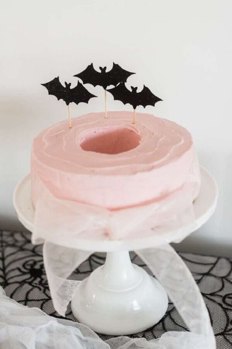 19. Bolo rosa decorado com morceguinhos de papel no topo para festa de anivers&aacute;rio infantil simples &ndash; Foto: 100 Layer Cakelet