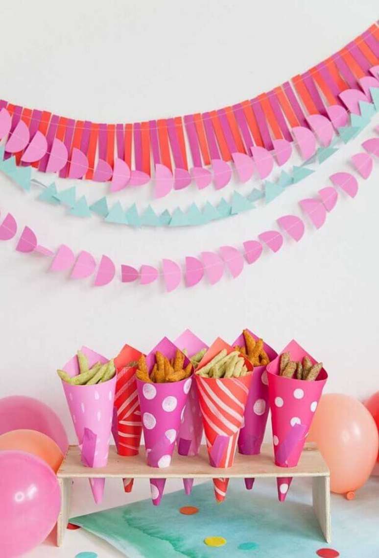 22. Canudinhos de papel coloridos para aperitivos de festa infantil simples – Foto: Tell Love and Party