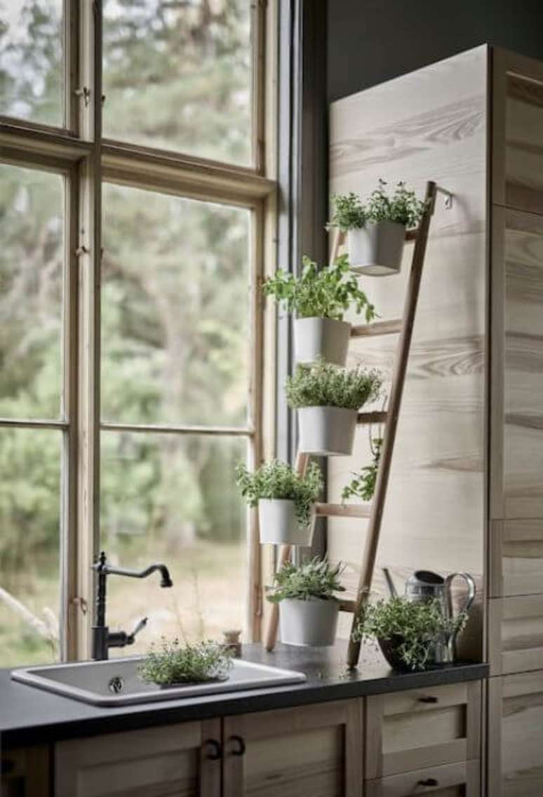 31. Aproveite para colocar as plantas pequenas na cozinha – Via: Pinterest