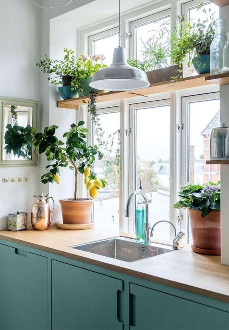 12. Cozinha com vasos de plantas pequenas – Via: Pinterest