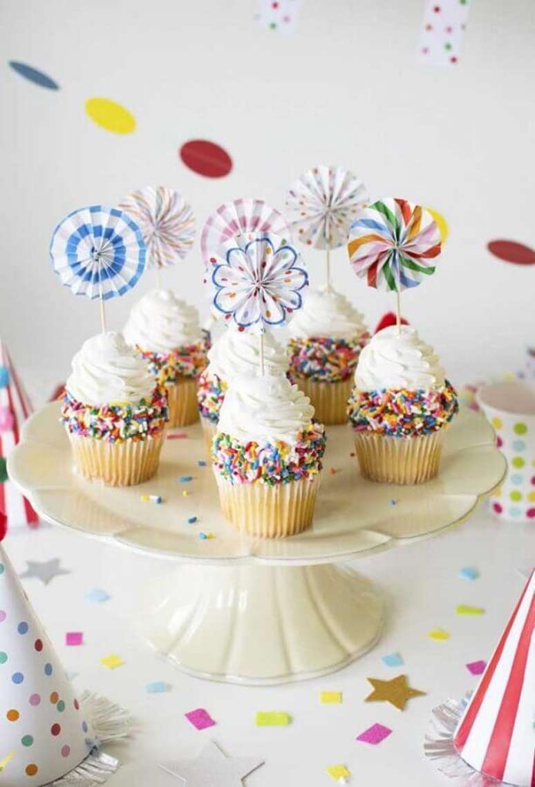 24. Cupcakes coloridos decorados para festa infantil simples – Foto: Ideias Decor