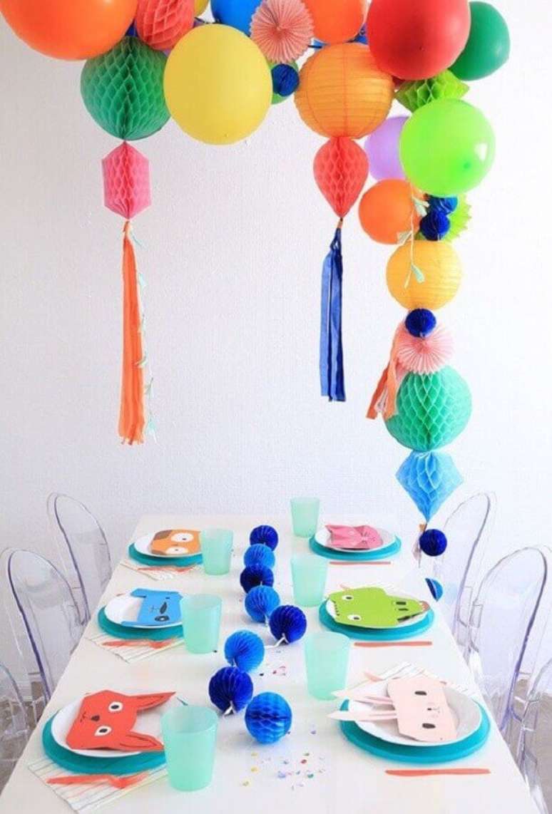 6. Arranjos de balões não podem ficar de fora da decoração de festa de aniversário infantil simples – Foto: 100 Layer Cakelet