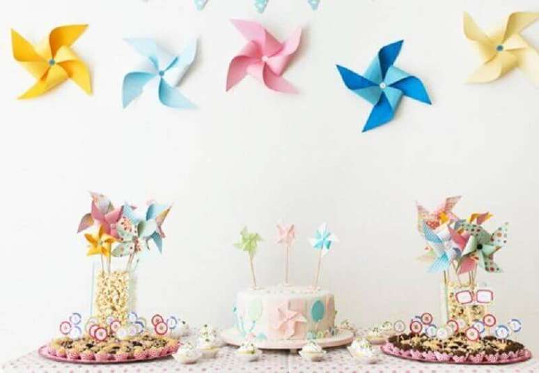 26. Decora&ccedil;&atilde;o de festa infantil simples e barata com tema catavento &ndash; Foto: Pinterest