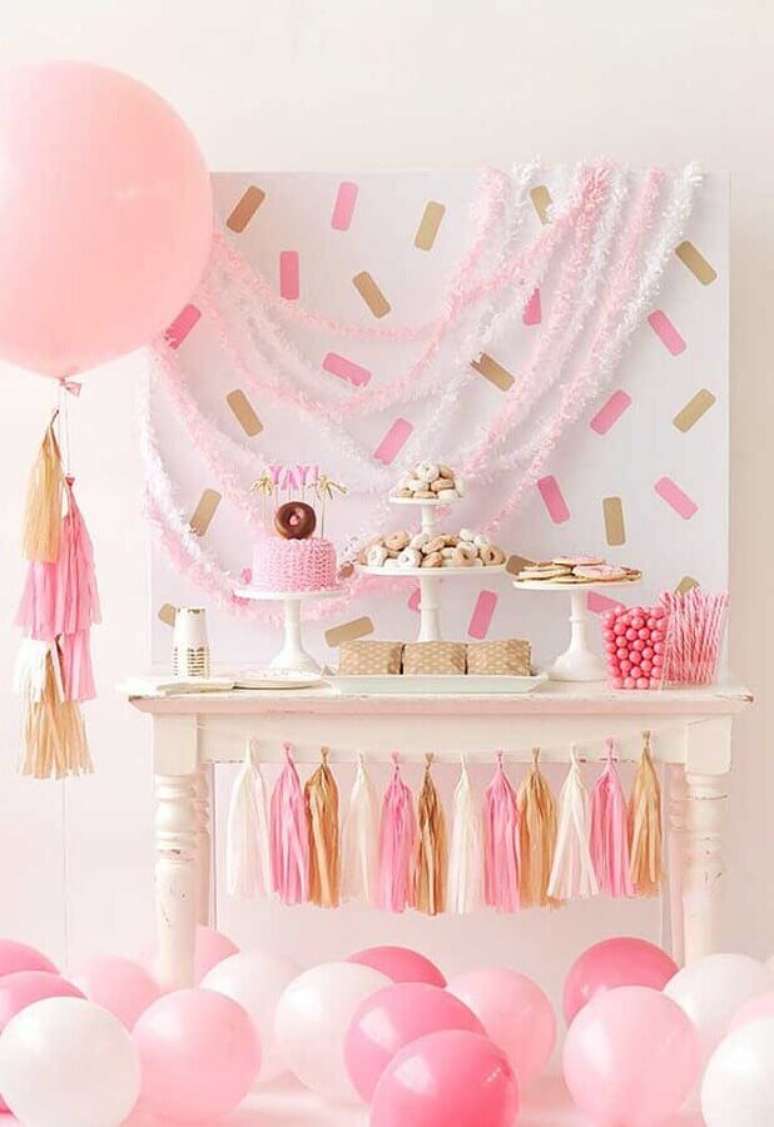 27. Decoração de festa infantil simples e barata em branco e rosa – Foto: Ideias Decor