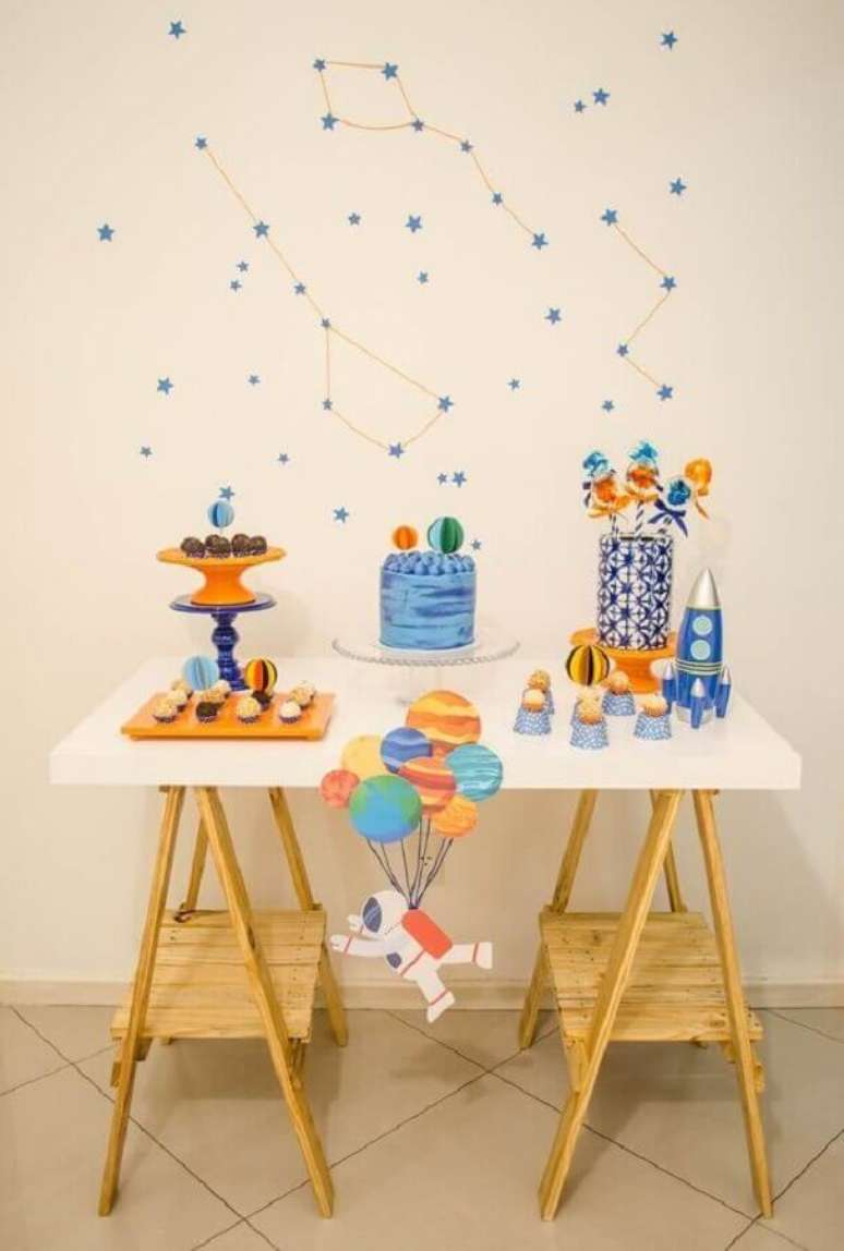 31. Decoração de festa infantil simples e barata com tema astronauta – Foto: Pinterest