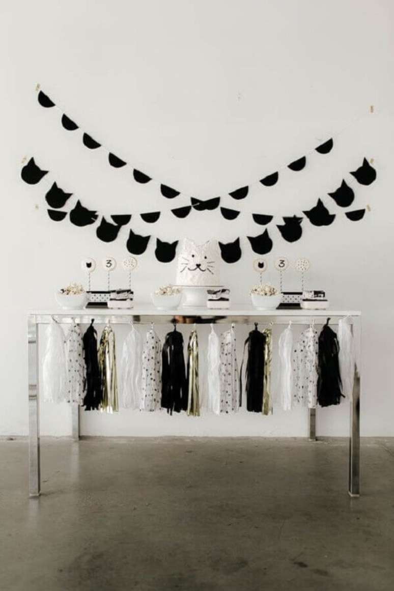 32. Decora&ccedil;&atilde;o de festa infantil simples e barata preta e branca com bolo decorado com rostinho de gato &ndash; Foto: 100 Layer Cakelet