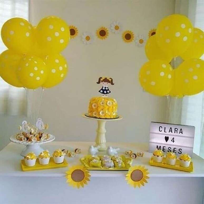 33. Decoração de festa infantil simples e barata branco e amarelo com tema girassol – Foto: Artesanatop