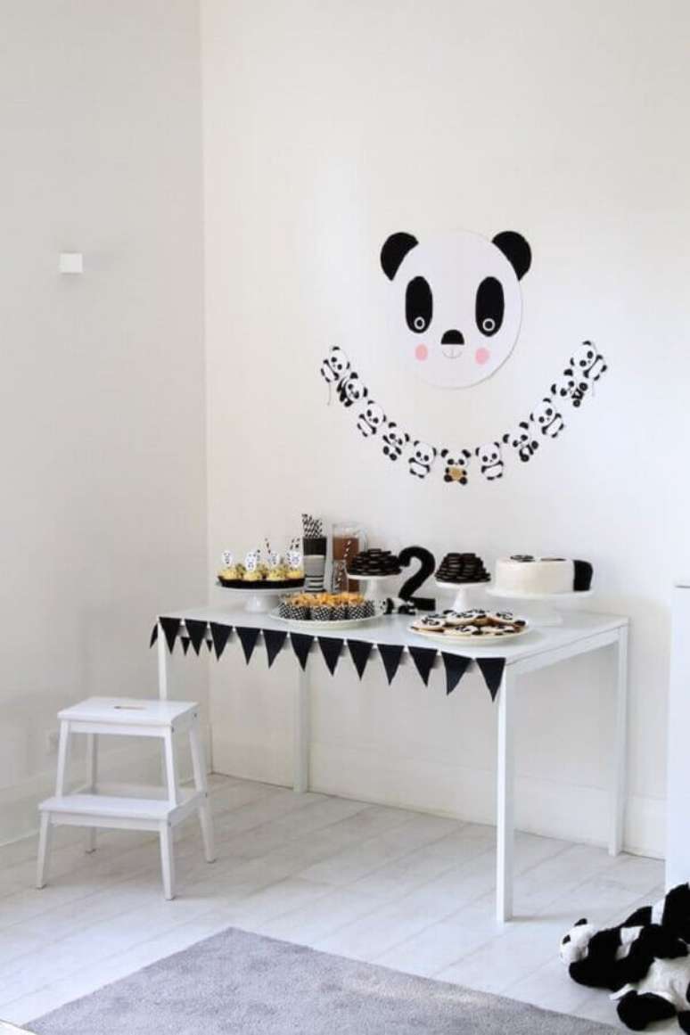 35. Decora&ccedil;&atilde;o de festa infantil simples e barata com tema panda &ndash; Foto: Karas Party Ideas