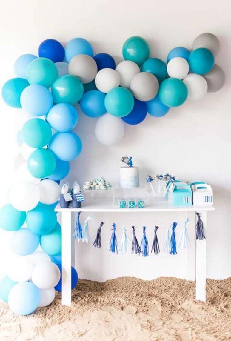 41. Arco de balões em tons de azul para decoração festa infantil simples – Foto: 100 Layer Cakelet