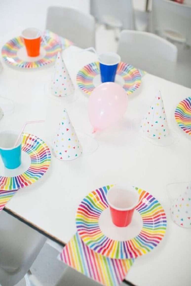 42. Use copos e pratos bem coloridos para servir o cardápio festa infantil simples – Foto: Pinterest