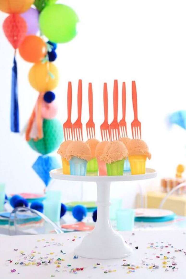 48. Al&eacute;m dos bal&otilde;es os doces tamb&eacute;m podem ser servidos em potinhos bem coloridos para a festa de anivers&aacute;rio infantil simples &ndash; Foto: Pinterest