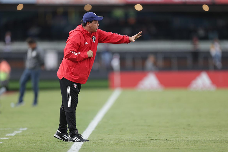 Diniz vem tentando manter a escalação do São Paulo (Foto: Divulgação/SPFC)