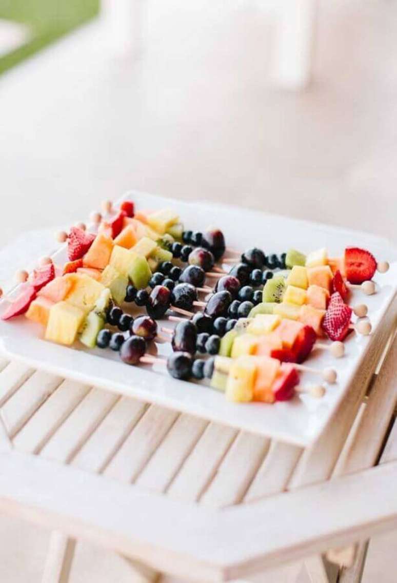 50. Espetinhos de frutas para festa infantil simples – Foto: Pinterest