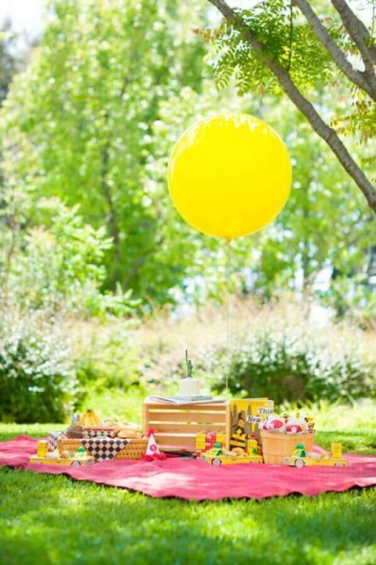 51. Que tal um piquenique ao ar livre para a festa infantil simples? &ndash; Foto: Pinterest