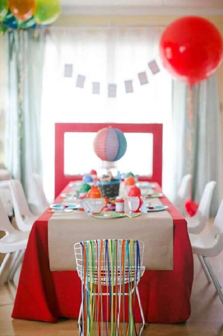 52. Decoração de festa infantil simples e barata com vários detalhes coloridos – Foto: 100 Layer Cakelet