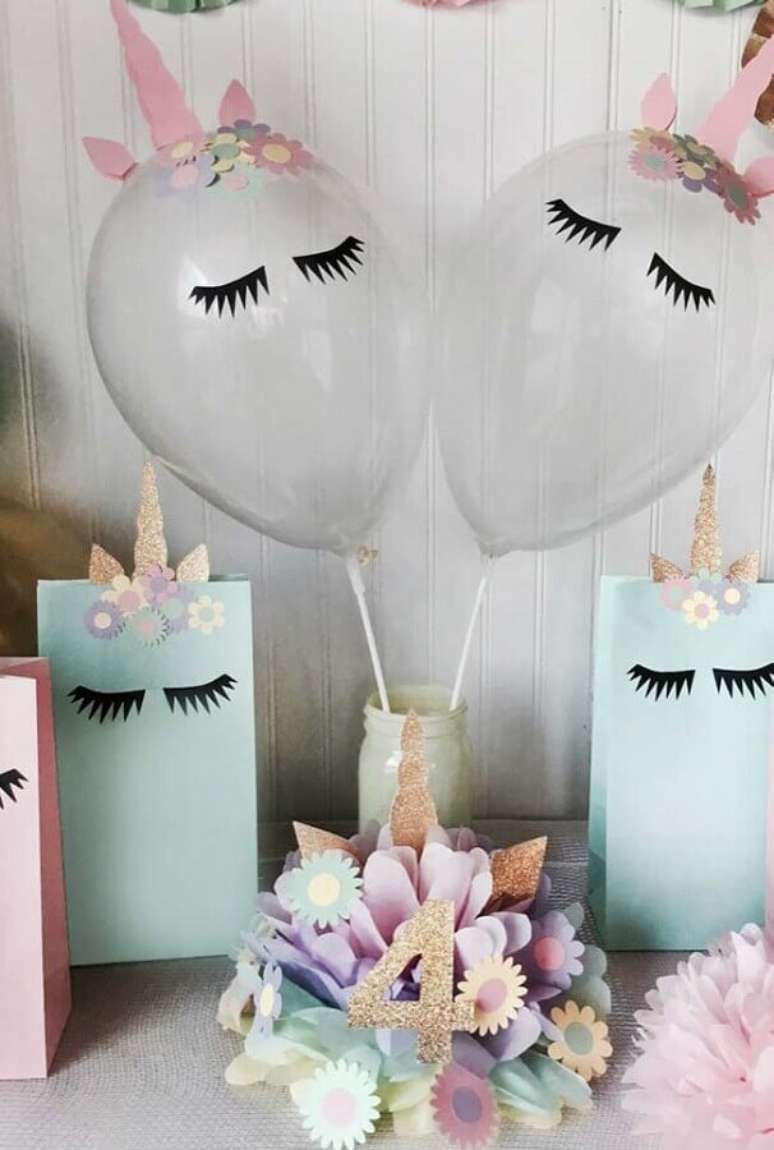 53. Aqui as lembrancinhas e balões da festa infantil simples foram personalizados com tema unicórnios – Foto: Como Fazer Artesanato