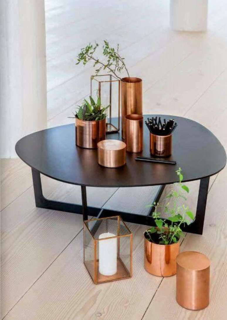 34. Mesa de centro decorada com vasos de flores – Via: Pinterest