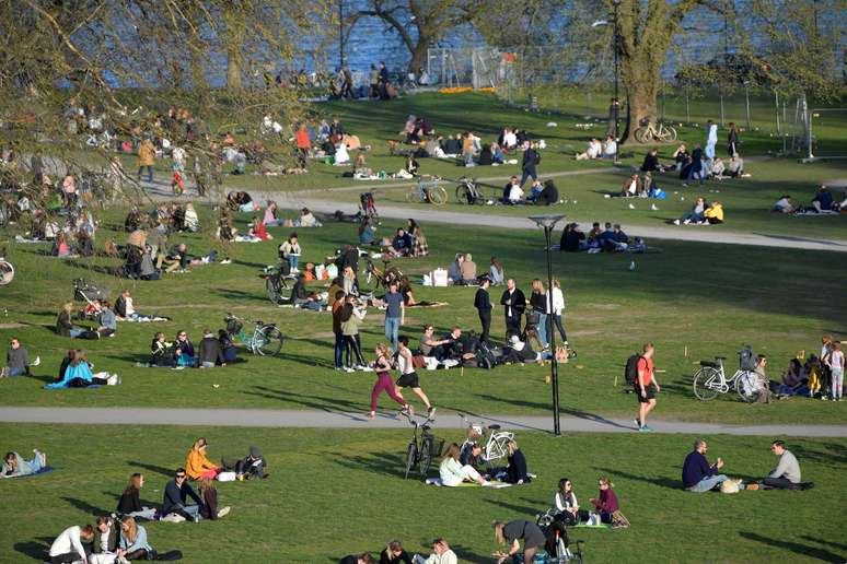 População aproveita a primavera em parque em Stockholm, na Suécia