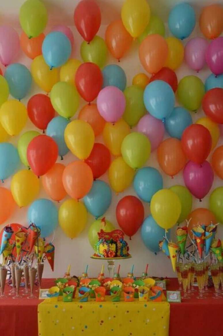 55. Painel com balões coloridos para decoração de festa infantil simples – Foto: Catch My Party