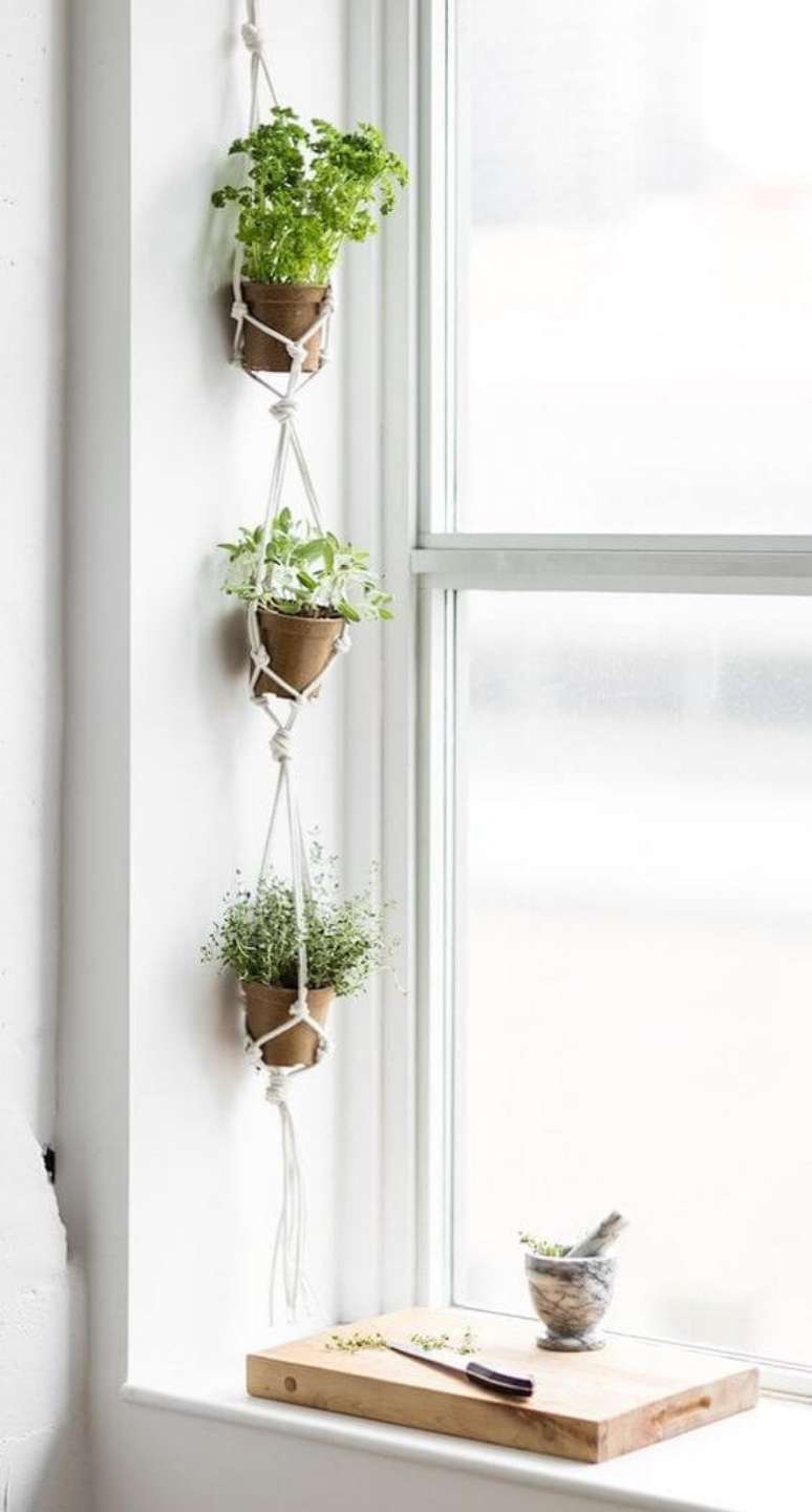 37. Janela com plantas pequenas em macrame – Via: Pinterest
