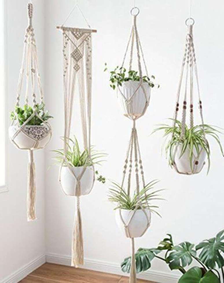 45. Plantas pequenas suspensas no macrame – Via: Pinterest