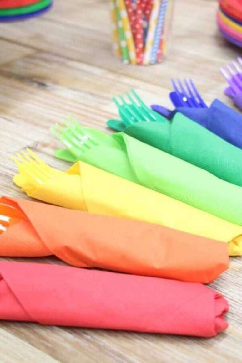 60. Talheres e guardanapos coloridos para festa infantil simples &ndash; Foto: Pinterest