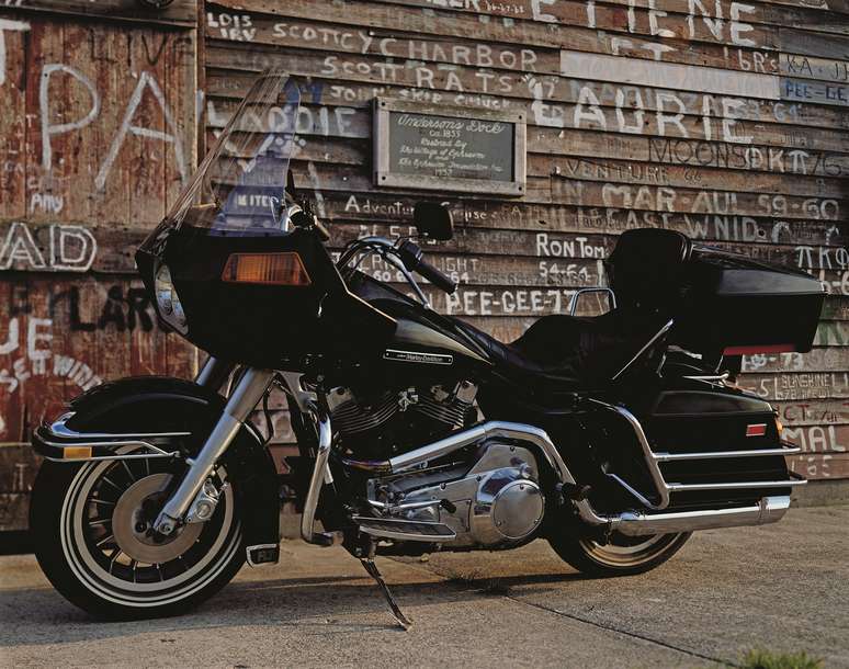 a Tour Glide FLT 1980 introduziu a primeira carenagem da Harley-Davidson montada no quadro.