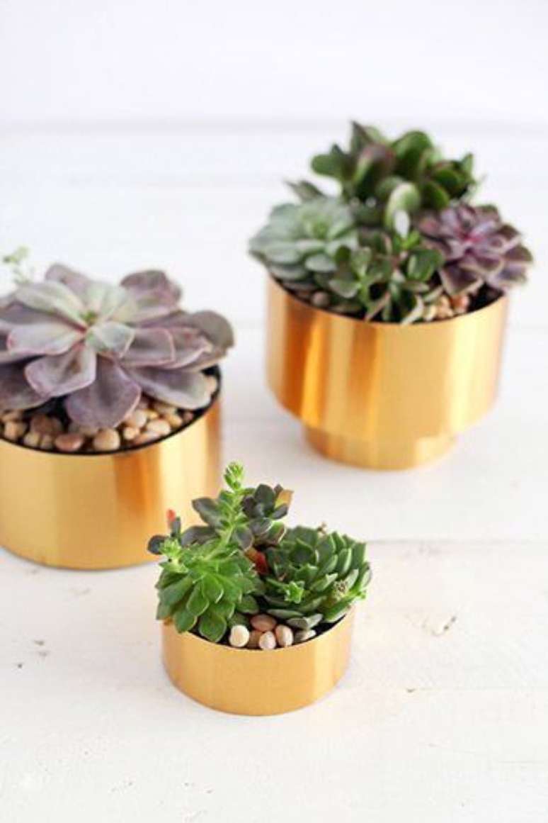 23. Os vasos para plantas pequenas dourados são lindas – Via: Pinterest