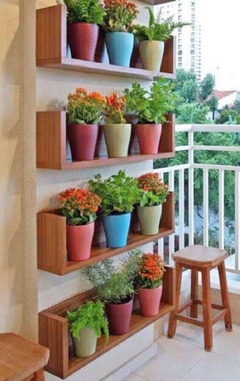 27. Vasos de plantas pequenas na sacada de casa – Via: Pinterest