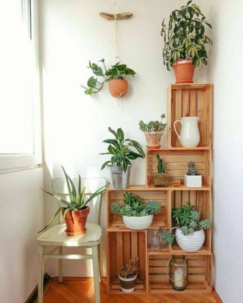 30. Decore sua casa com lindas plantas pequenas e caixas de madeira – Via: Reciclar e Decorar