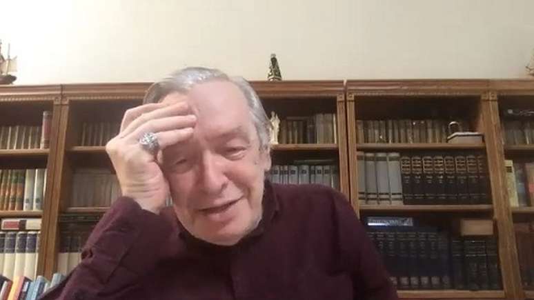 'Voc&ecirc; acha que isso &eacute; um debate cient&iacute;fico? Voc&ecirc; t&aacute; brincando comigo? N&atilde;o, isso &eacute; m&iacute;dia mesmo', afirmou Olavo quando questionado sobre fatos cient&iacute;ficos referentes &agrave; pandemia de coronav&iacute;rus