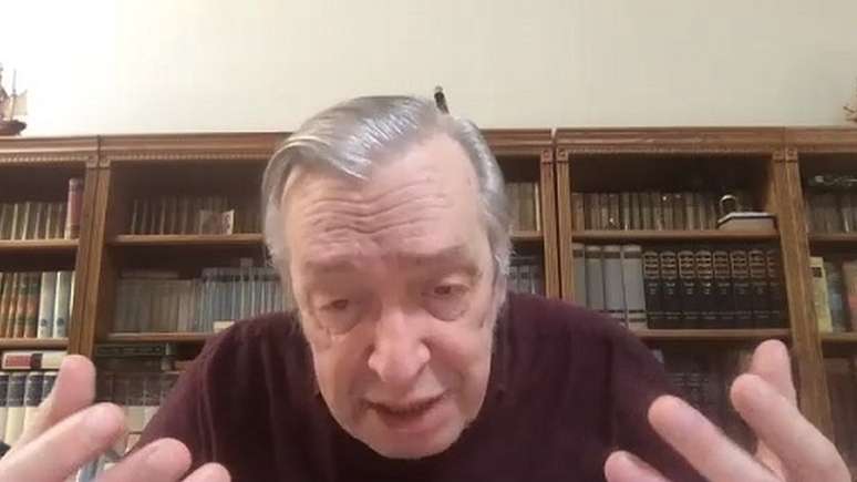 'Eu n&atilde;o acredito na efici&ecirc;ncia dessa m&aacute;scara', afirma Olavo de Carvalho sobre item preventivo contra o coronav&iacute;rus