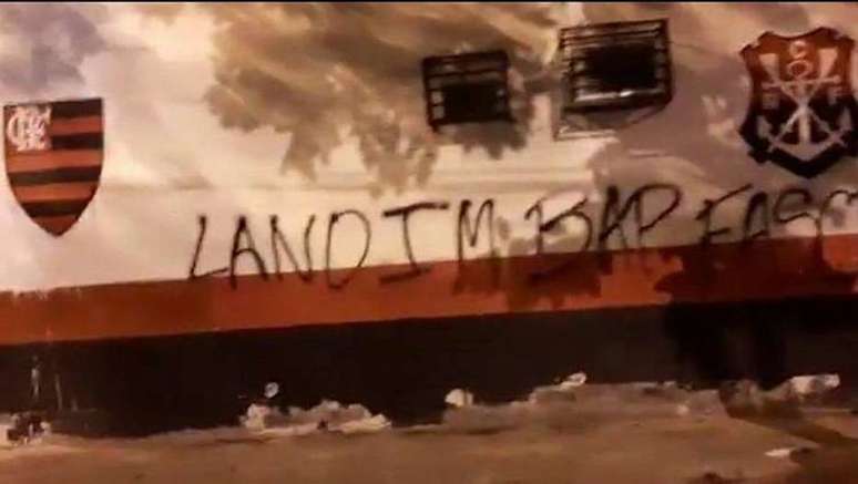 Muro do CT do Flamengo é pichado