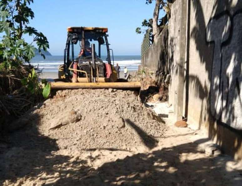 Máquina da prefeitura bloqueia acesso à praia em São Sebastião, litoral norte de São Paulo.