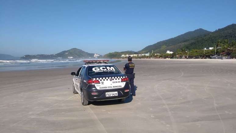Viatura da Guarda Municipal em praia de Ubatuba.