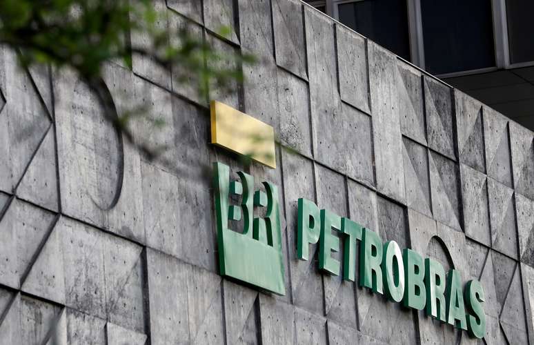 Logotipo da Petrobras no prédio da matriz da companhia, no Rio de Janeiro. 16/10/2019. REUTERS/Sergio Moraes