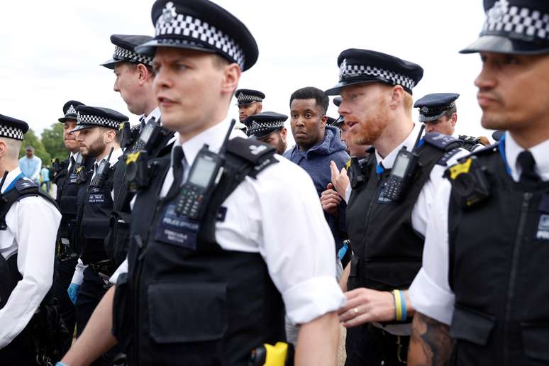 Manifestante é cercado por policiais em Londres
16/05/2020 REUTERS/John Sibley